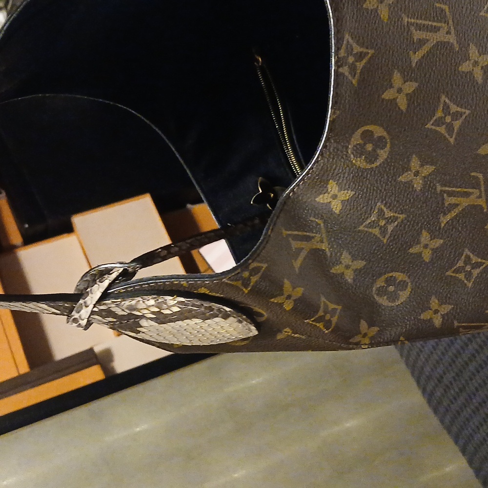 Louis Vuitton Brown Monogram Shoulder Bag - Picture 9 of 10